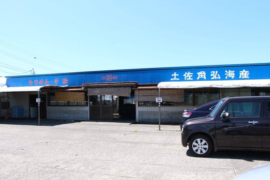 ちりめんじゃことは、イワシシラスを塩ゆでした後、天日などで干したものです。