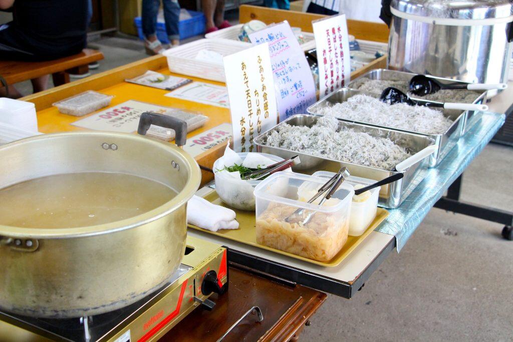 ちりめんじゃことは、イワシシラスを塩ゆでした後、天日などで干したものです。