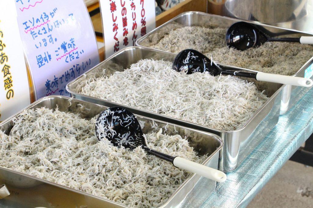 ちりめんじゃことは、イワシシラスを塩ゆでした後、天日などで干したものです。