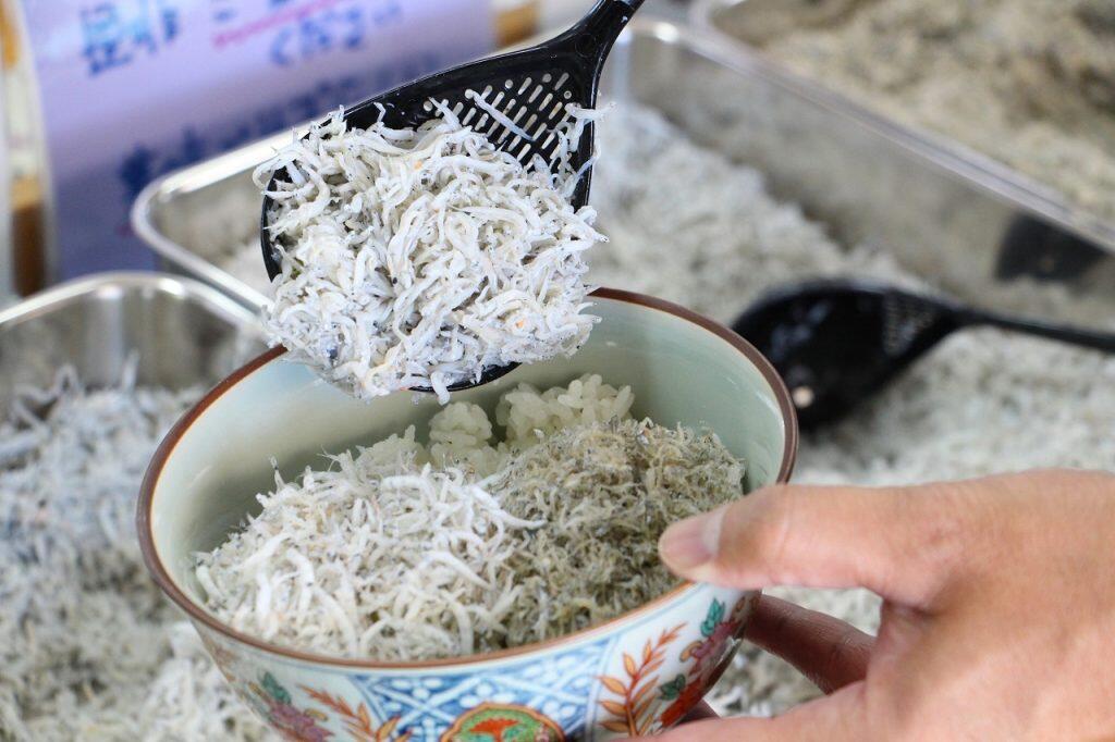 乗せ放題のちりめんじゃこは、釜出ししらす・天日干しちりめん・しっかり干したかちり・イカ入りちりめんなど、その日に美味しい2〜3種が登場。