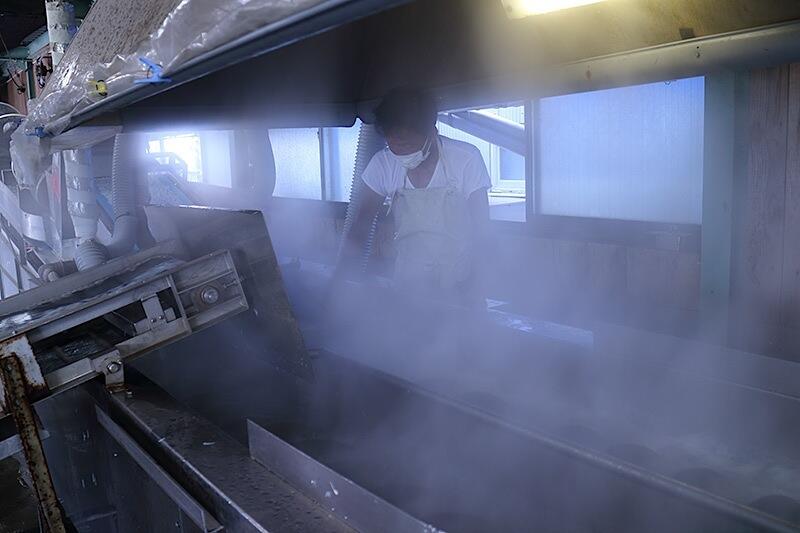 「土佐角弘海産」のちりめんじゃこは、まんべんなく乾燥させるため、その日の天候や風を見ながら、完全手作業で丁寧に天日干しされます。