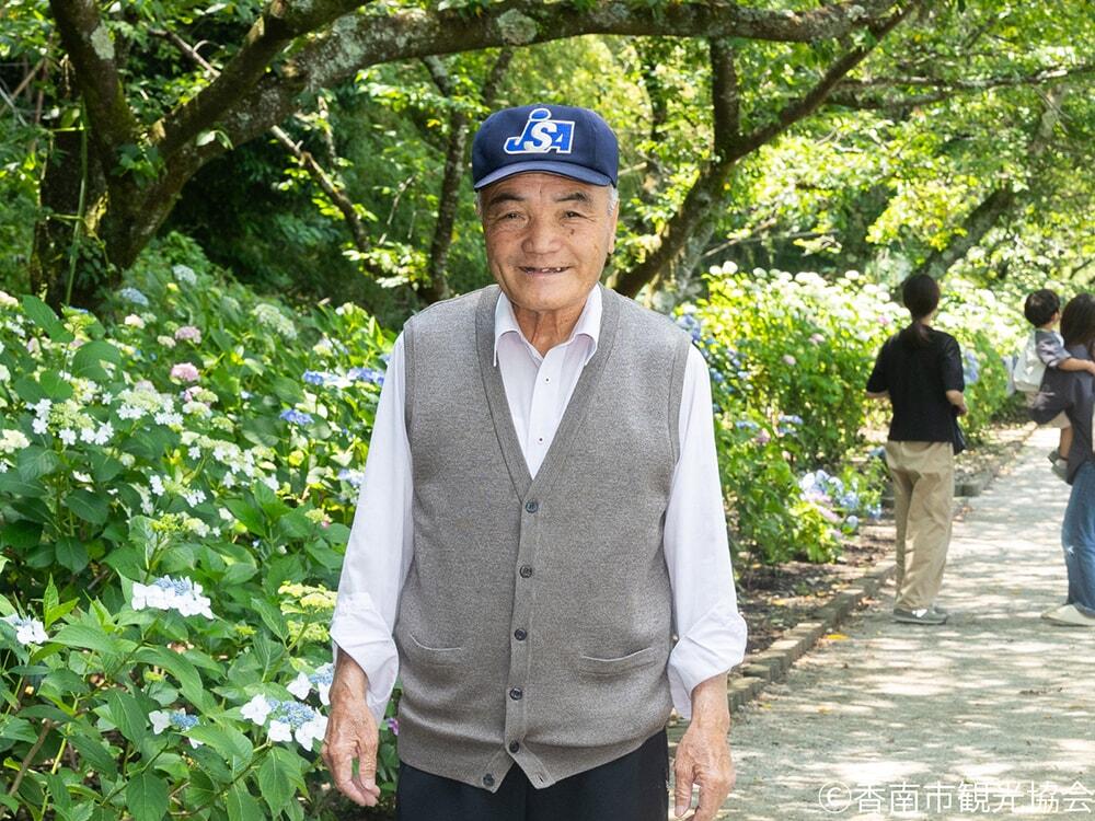 のいちあじさい街道を守る会会長　横田博さんの写真/©香南市観光協会