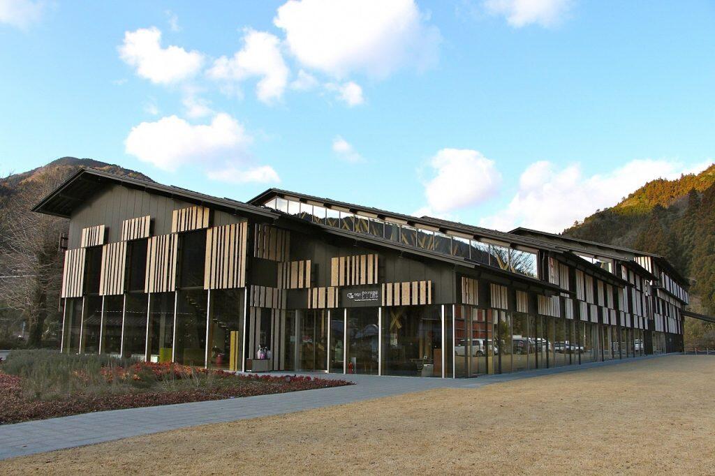 建築家・隈研吾氏が設計した木の温もり溢れる「雲の上の図書館」