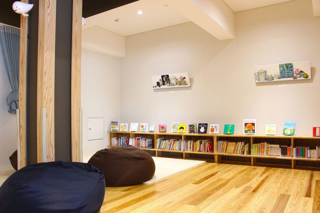 1階には絵本を並べたえほんコーナー