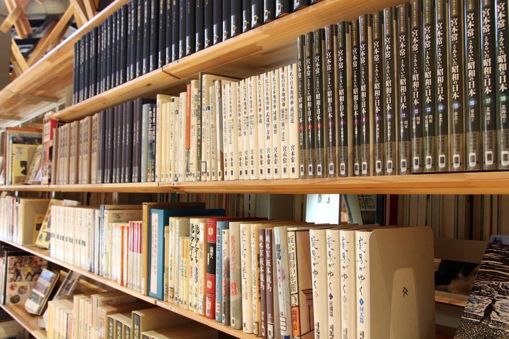 地元の木材をふんだんに使用した木の温もり溢れる町立図書館