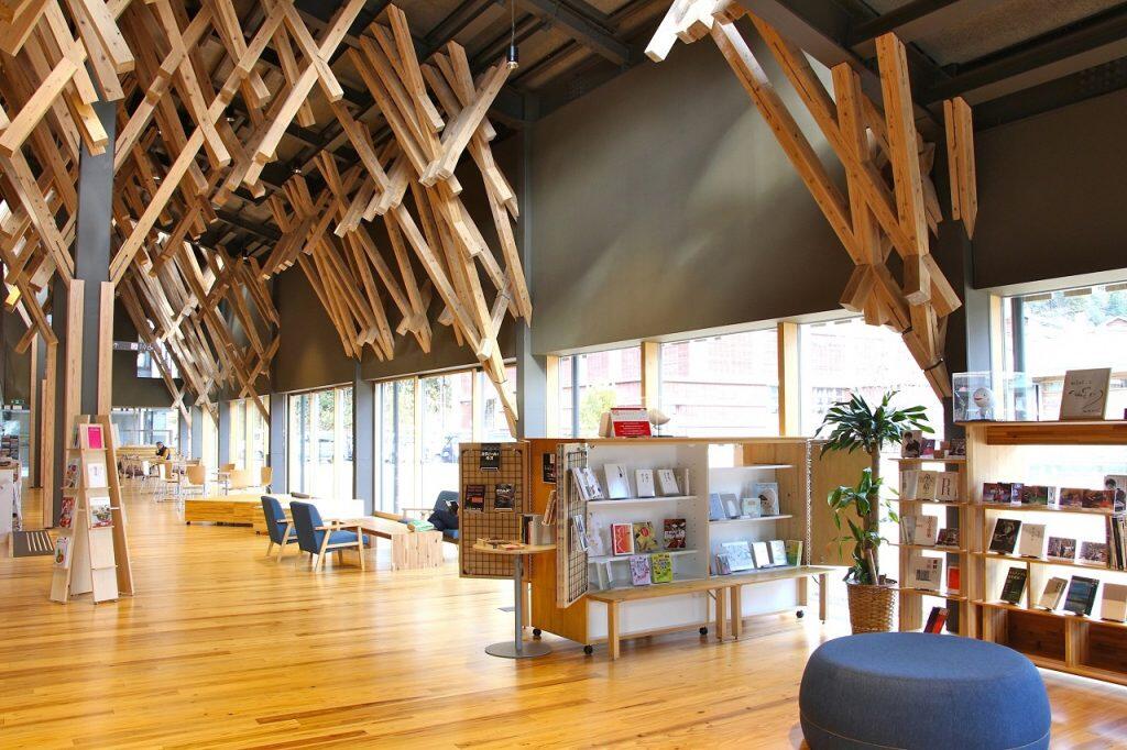 館内の天井から伸びた無数の木材が目を引きます