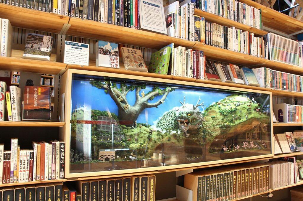 本棚のあちこちにフィギュアメーカーの「海洋堂」が制作したオリジナルのジオラマがあり、本とフィギュアのコラボレーションも楽しめます