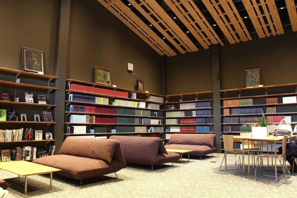 ソファーを配置したコミュニケーションラウンジ