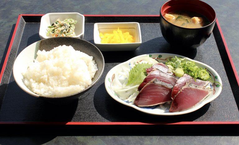 『黒潮工房』で、自慢のカツオ料理などを楽しむ