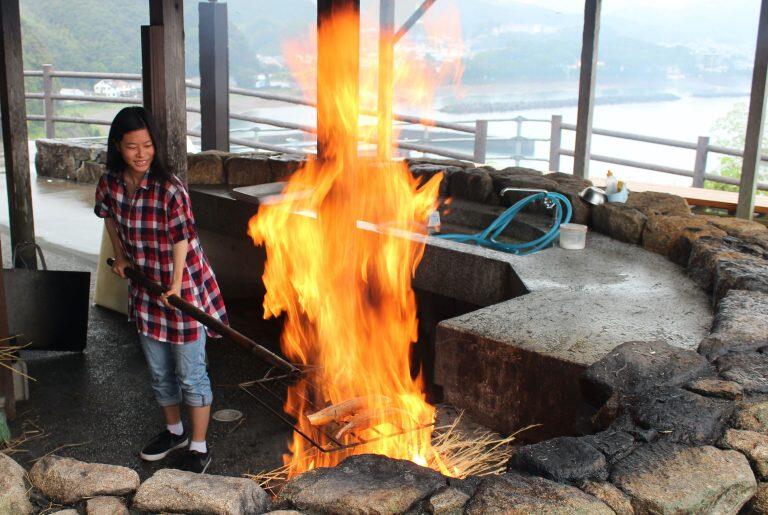 『黒潮工房』に設けられた体験コーナーで、豪快な藁焼き鰹のタタキ作りにチャレンジ