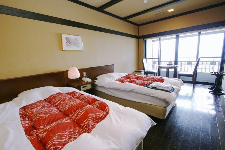 高齢者や外国の方も寛げるように、ベッドを導入した和室も増やした
