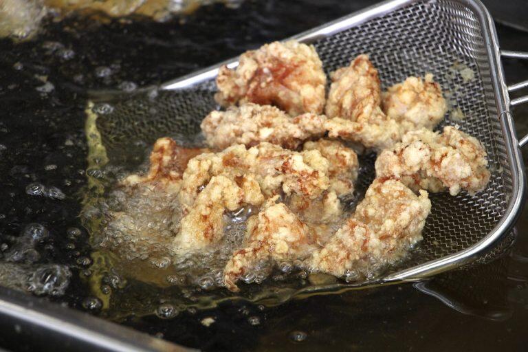 定番から希少部位まで豊富な品揃えを誇る本店、唐揚げ・手羽先・コロッケなどの揚げ物もオーダーできる高須店