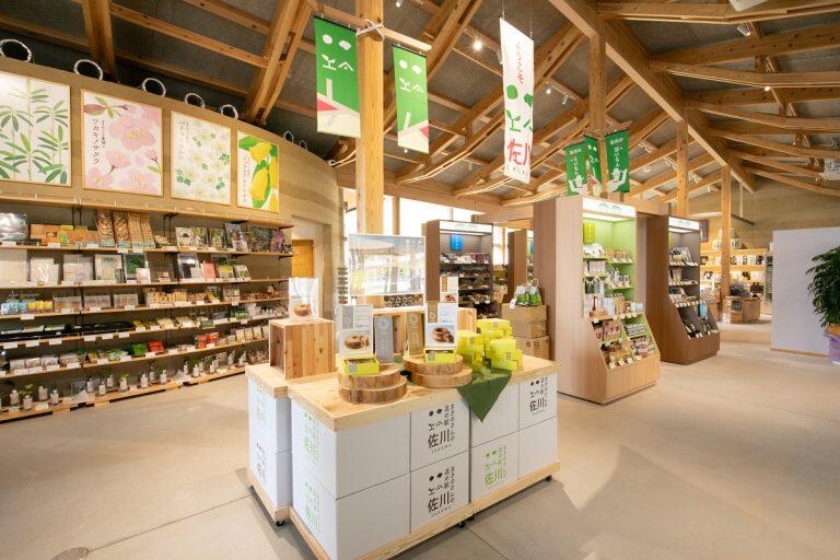 仁淀川流域(土佐市・いの町・日高村・越知町・仁淀川町)の地場産品や地酒を販売している『まきのさんの市場』