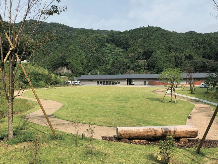 お弁当を食べたりくつろいだりできる芝生広場