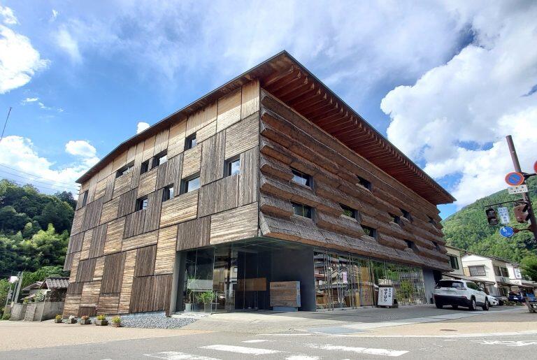 街並みに溶け込む産直市場兼ホテル「 マルシェ・ユスハラ 」