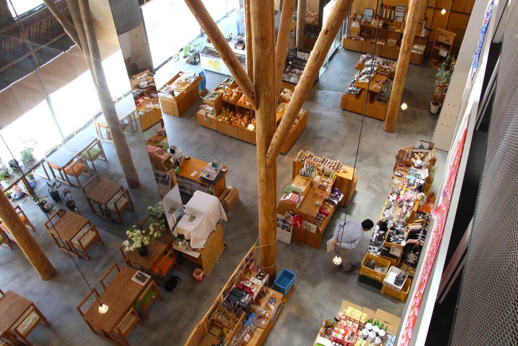 梼原町産の唐辛子を使用した「激辛一味唐辛子」や、無添加にこだわった新鮮野菜の甘みが魅力の「こだわり焼肉のたれ」、町内に住む松谷のおばちゃんが手作りした、ご飯のお供にぴったりの「もろみ味噌」など、調味料も充実。 ほかにも、オーガニックカフェ＆菓子・パン屋の「D'a Pan屋～だっぱん」や「谷川農園」の手作りジャム、自家焙煎コーヒーが人気の「COFFEE FLAG」の香り高いドリップコーヒーなど、町民自慢の美味しいモノがズラリ！