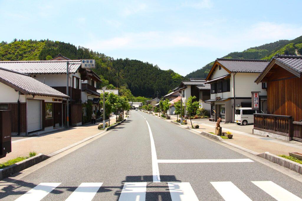 「マルシェ・ユスハラ」はその名の通り、地元の特産品を扱うマルシェ（市場）に加え、ホテルや喫茶コーナーを融合した