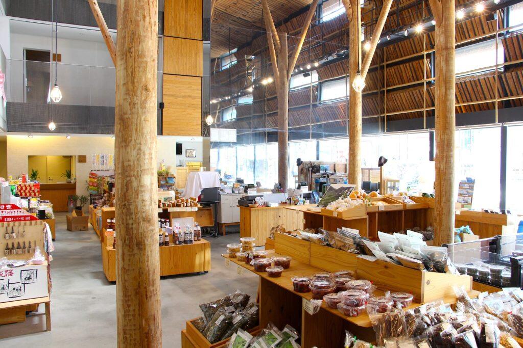 １階から３階まで吹き抜けになったマルシェスペースは、町内産の木を使った柱が天井まで伸びていて森をイメージする素敵な空間になっています。