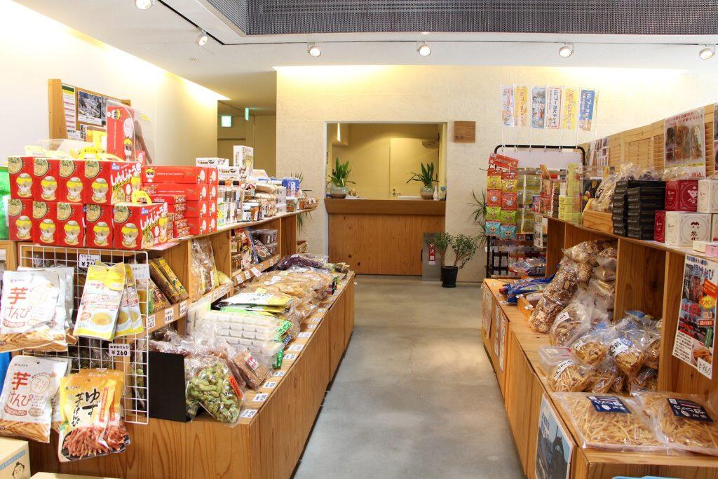 マルシェスペースに並ぶのは、梼原町の特産品や高知県のお土産、龍馬に関するグッズなど様々！