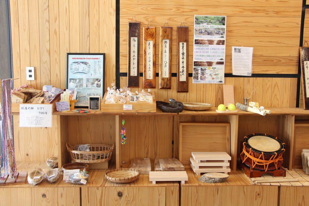 マルシェスペースに並ぶのは、梼原町の特産品や高知県のお土産、龍馬に関するグッズなど様々！