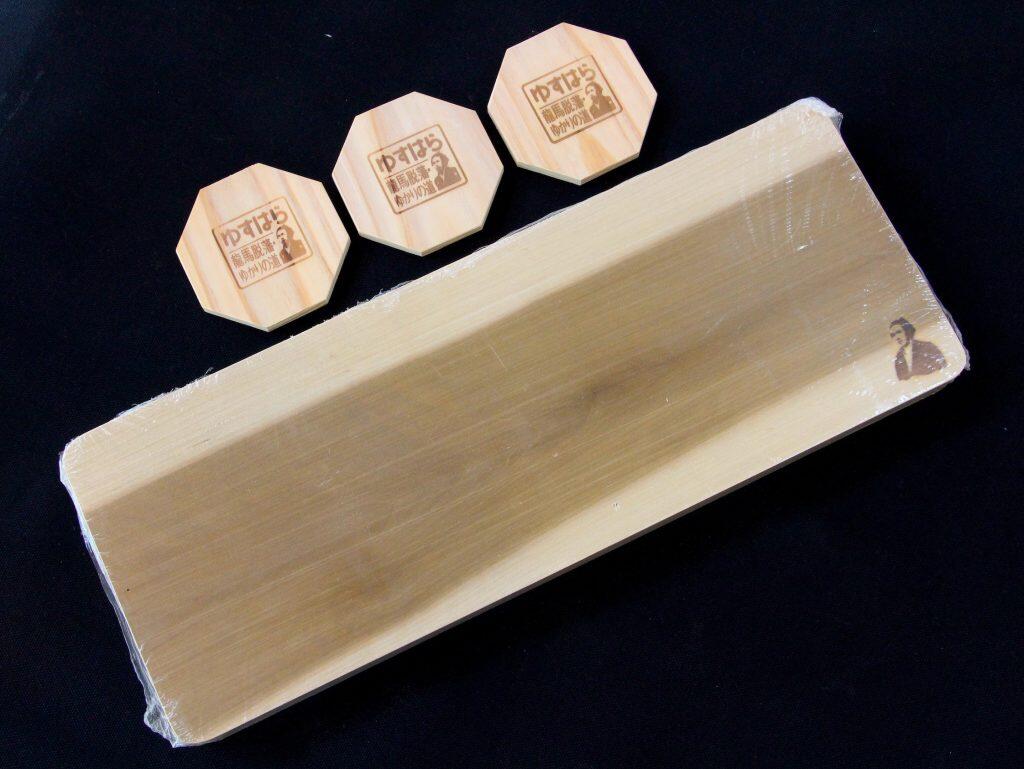 工芸品が並ぶコーナーには、朴（ほお）という木を使った、水切れが良く包丁に優しいまな板や、木の風合いを大切にしたコースターなど、梼原町の自然を感じる木製品が並んでいます。