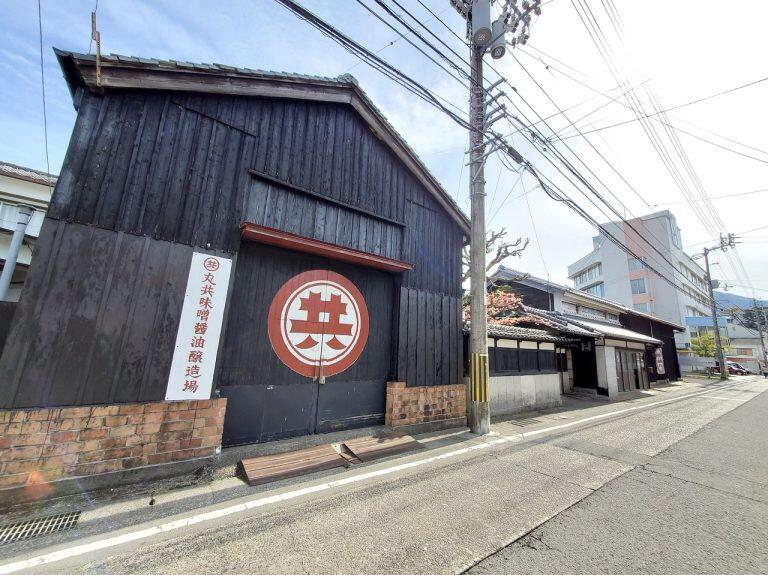 須崎市の旧商店街の通りにある、レトロな雰囲気が漂う黒い大きな蔵