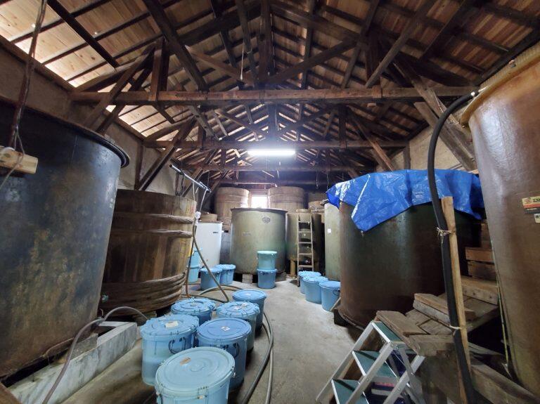 蔵の中は熟成中の醤油や味噌のいい香りが...♪