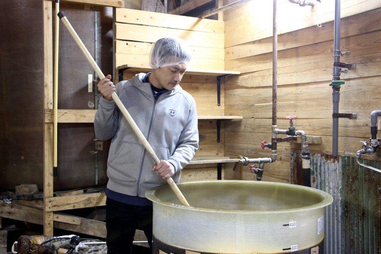 味わいにムラが出ないように丁寧にかき混ぜて、伝統ある「マルキョー」の味を守り続けている