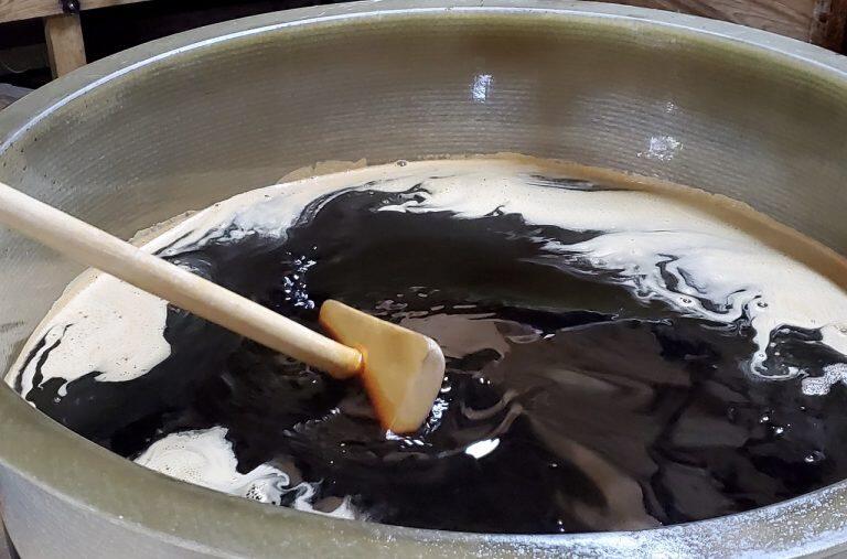 味わいにムラが出ないように丁寧にかき混ぜて、伝統ある「マルキョー」の味を守り続けている