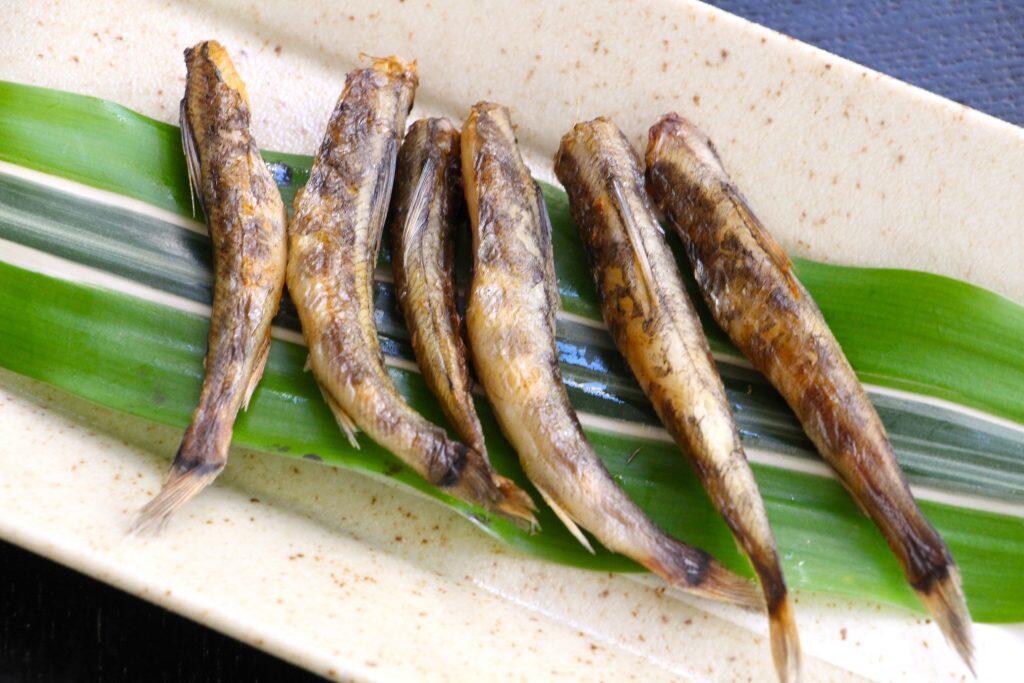 まずは冷凍のまま、炙ってお試しください!ほんのり優しい脂の甘味とふわふわで柔らかな身の旨味が味わえます。骨も細く柔らかなので、フライパンで焼いたり、天ぷらやフライにして、まるごとパクリと頂くのも絶品ですよ