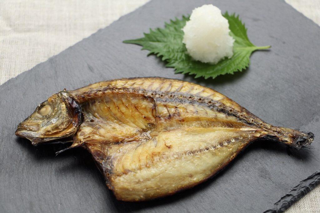 真アジも、カマスも、サバも♪焼き立てアツアツの干物は、冷たいビールと相性バツグン
