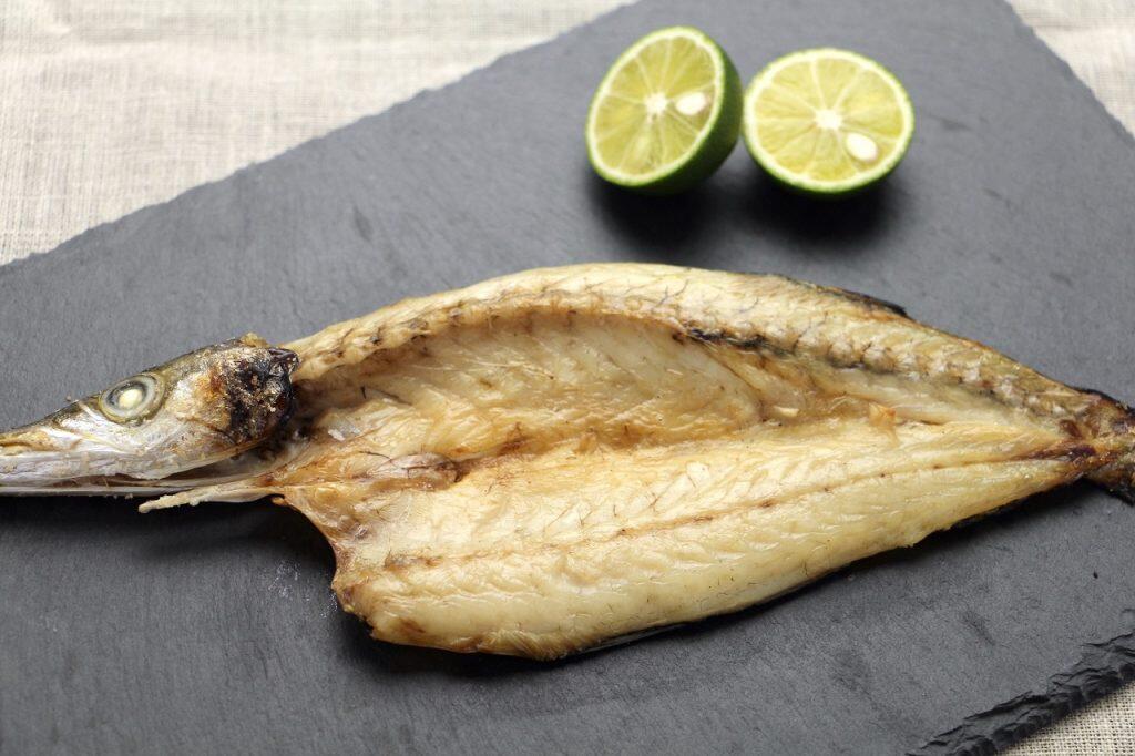 真アジも、カマスも、サバも♪焼き立てアツアツの干物は、冷たいビールと相性バツグン