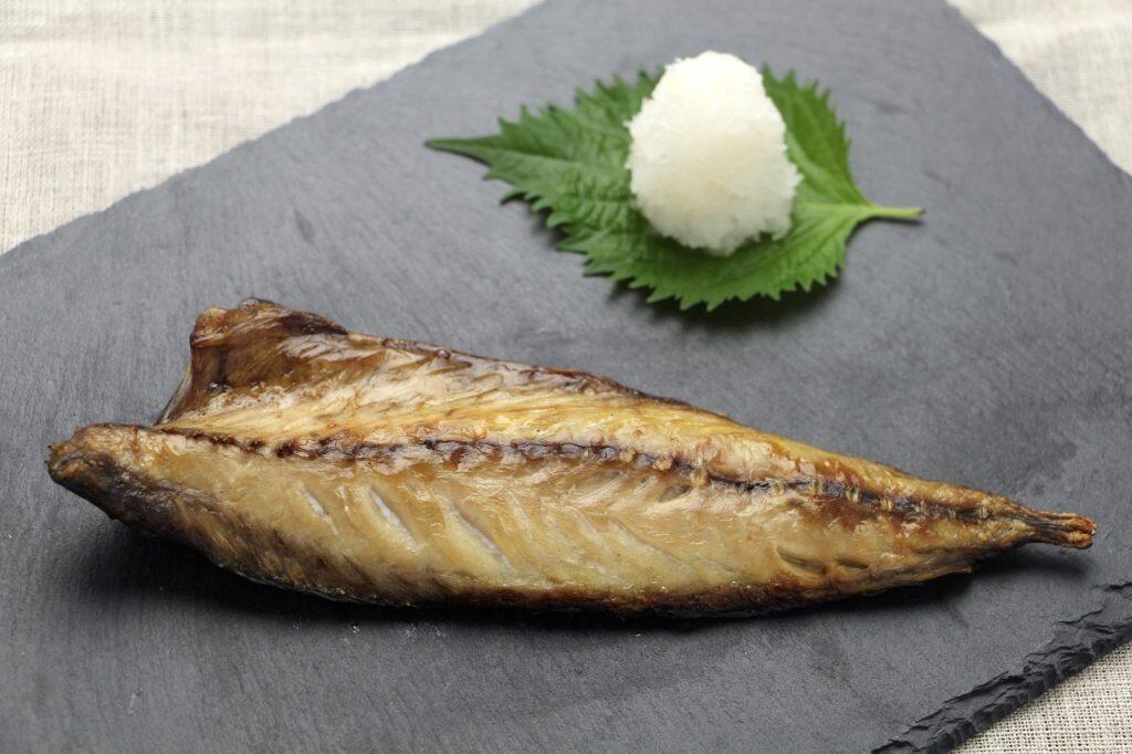 真アジも、カマスも、サバも♪焼き立てアツアツの干物は、冷たいビールと相性バツグン