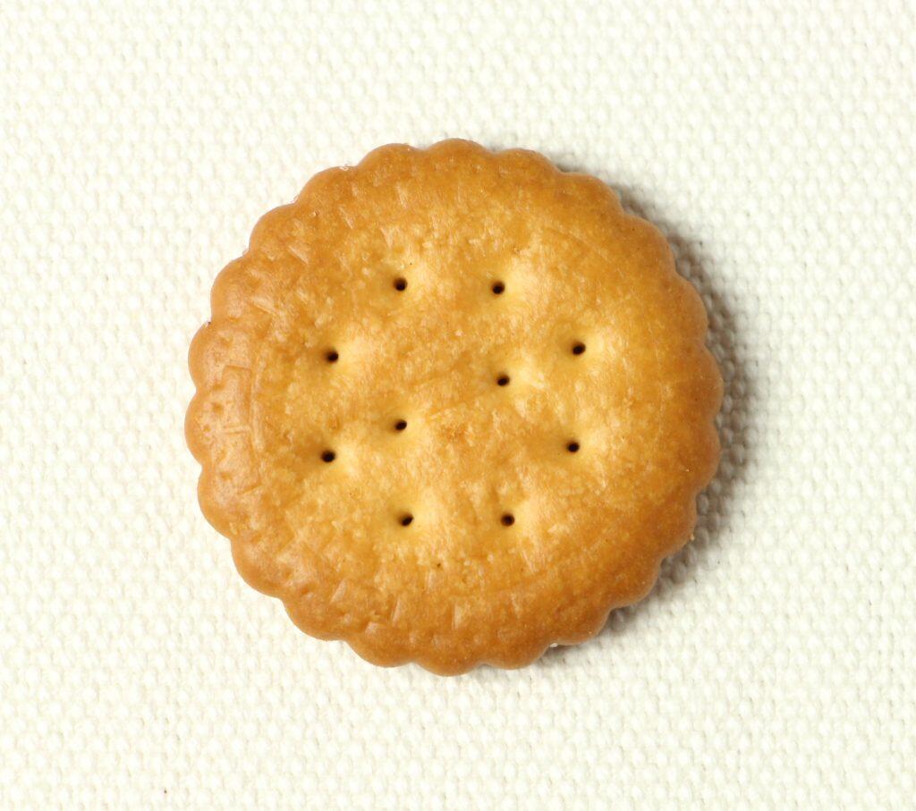 ひと口でパクリと食べられる、可愛い花丸型の形が特徴のミレービスケット