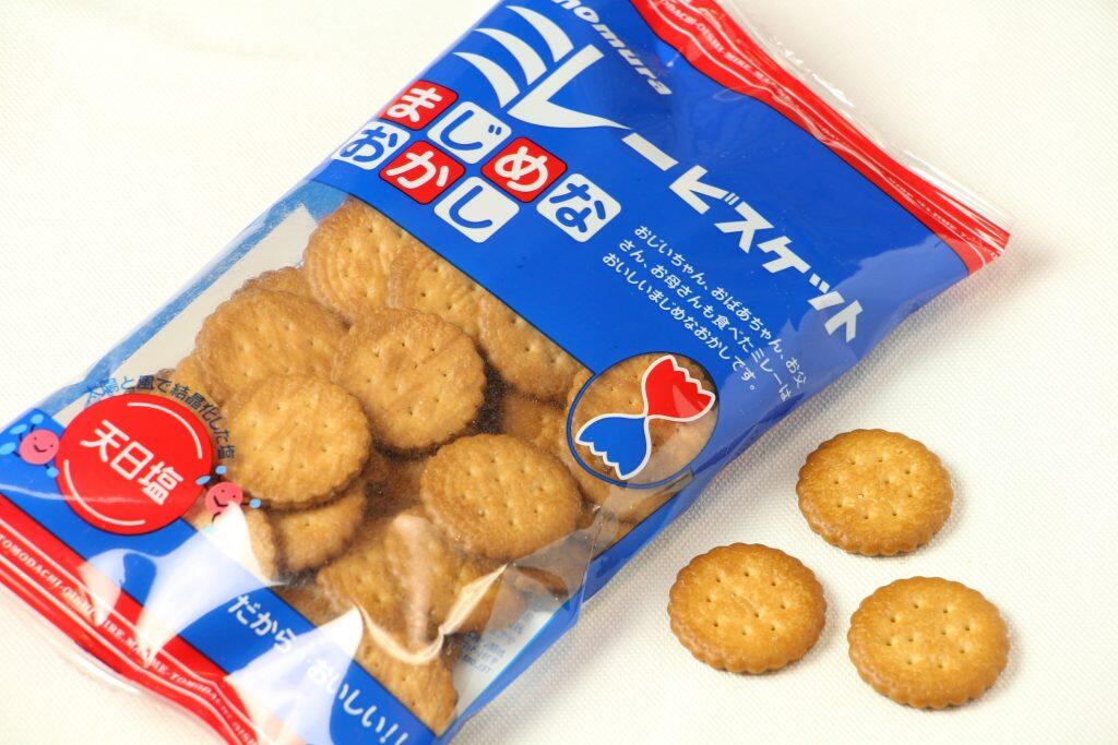 ひと口でパクリと食べられる、可愛い花丸型の形が特徴のミレービスケット