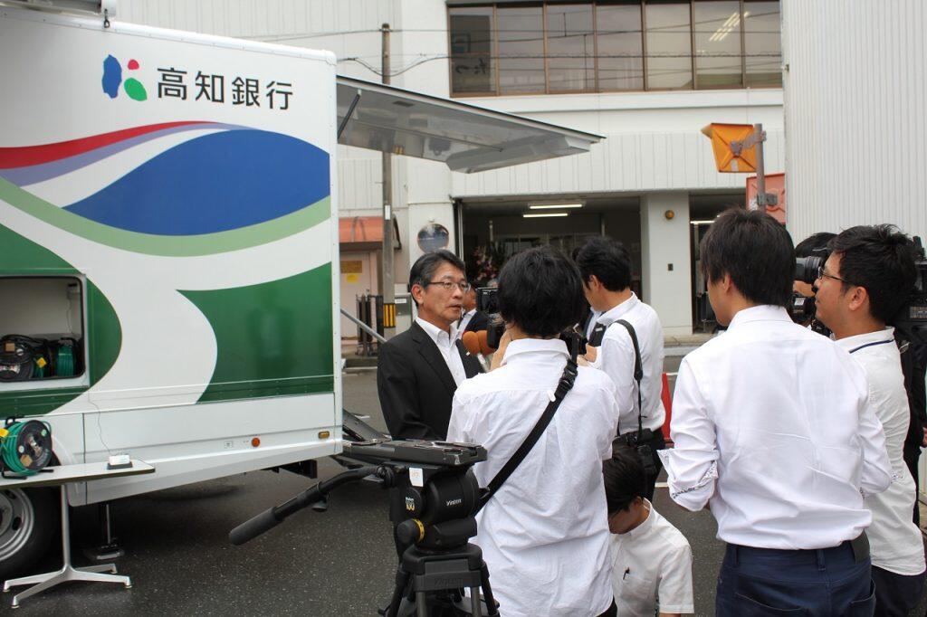 高知銀行のイメージカラー、赤、青、緑が映えてまっこと明るく元気な仕上がり