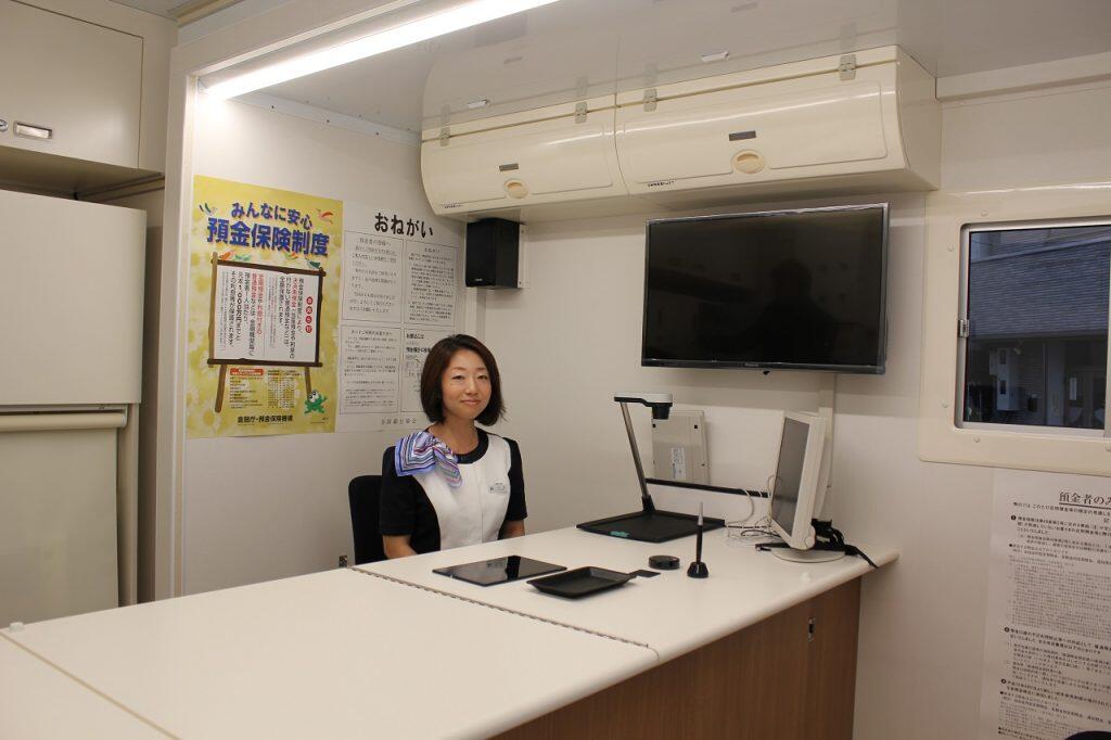 車内にはATM1台と窓口カウンター