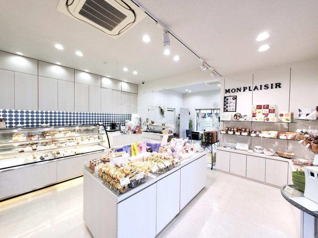 白で統一された店内を、甘い香りで満たす色とりどりのスイーツには、