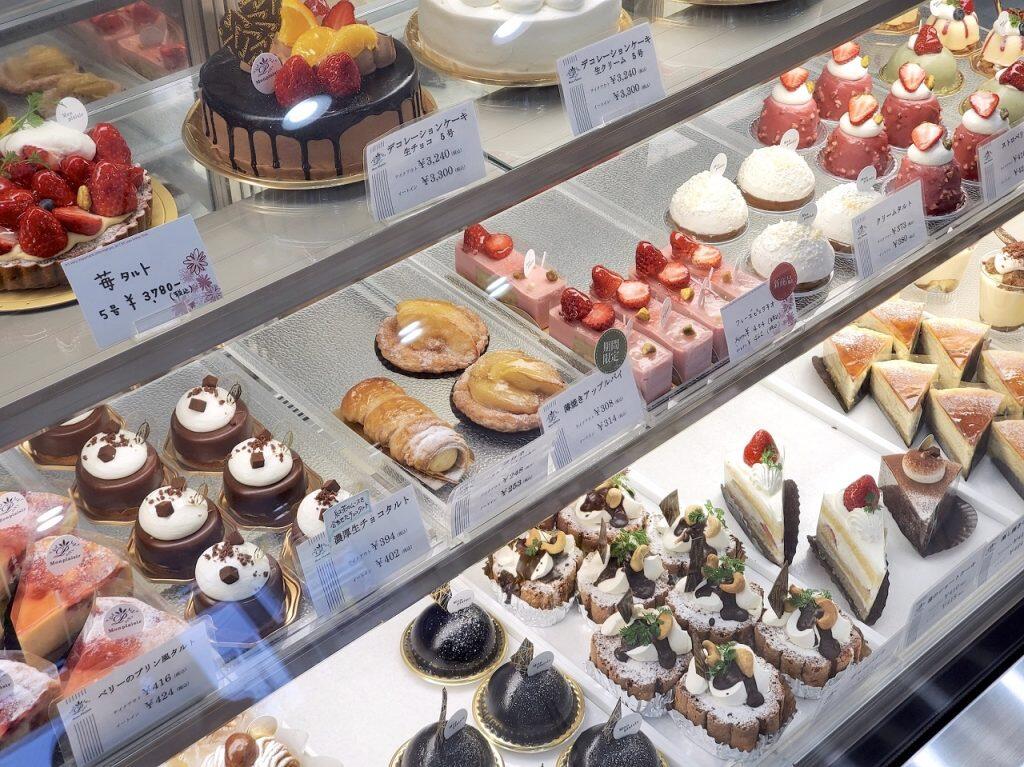 白で統一された店内を、甘い香りで満たす色とりどりのスイーツには、