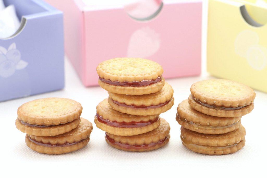 ミレービスケットならではのサクサク食感を活かすことを第一に、ひらめいたのがサンドだったそうです