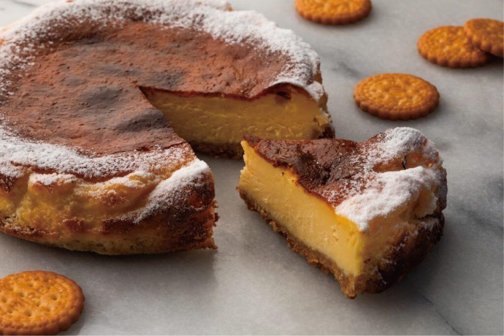 砕いたミレービスケットの上にクリームチーズを使った生地を乗せて焼き上げた「バスクチーズケーキ」