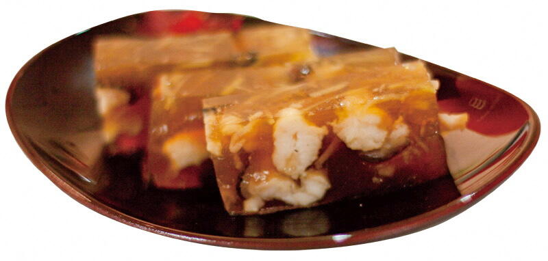 モチモチの食感にあっさりした旨味で、コラーゲンもたっぷりのウツボが、なぜ全国に流通しないのかというと、小骨が多く、捌くには高い技術が必要だからだそうです