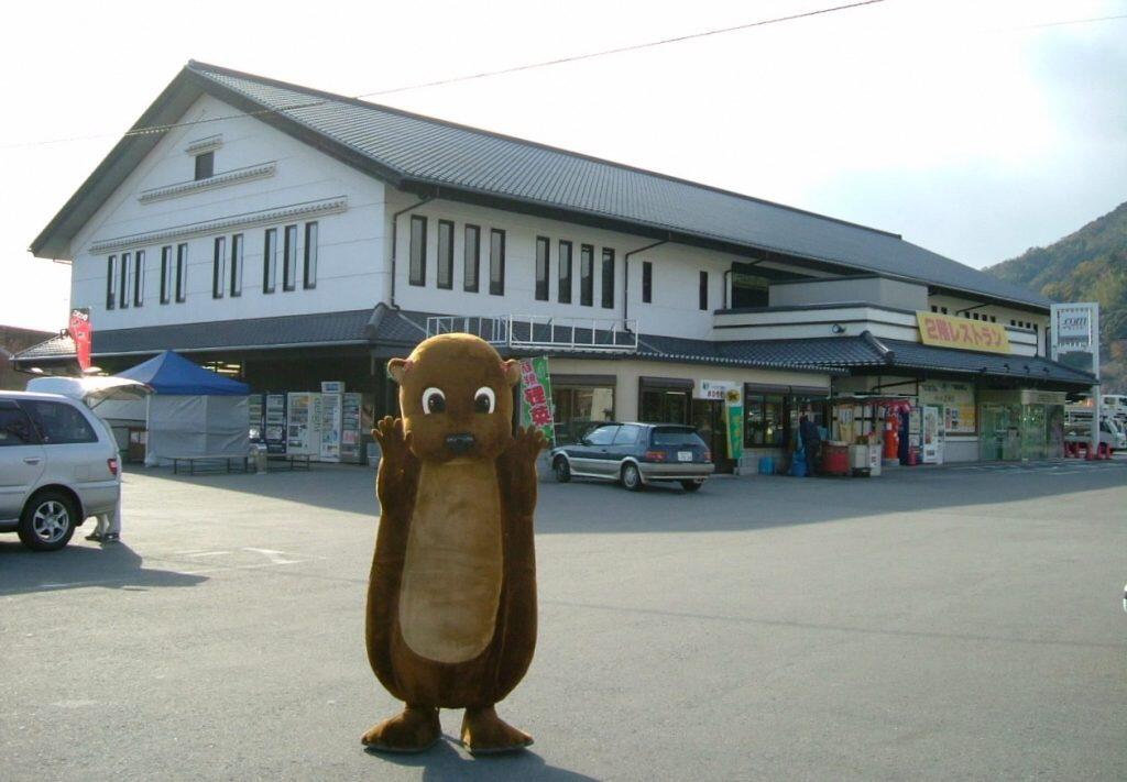 「道の駅かわうその里すさき」では、地元の特産品やお土産、藁焼きタタキの実演販売や高知の地酒など、バリエーション豊かな商品を販売