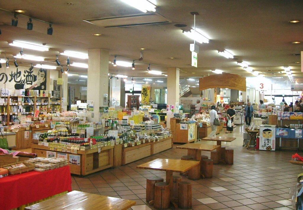 「道の駅かわうその里すさき」では、地元の特産品やお土産、藁焼きタタキの実演販売や高知の地酒など、バリエーション豊かな商品を販売