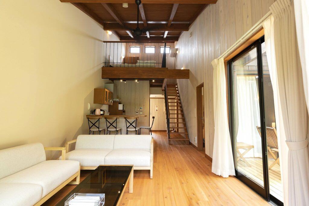 コテージは2階建てで、バーベキューができるテラスつき