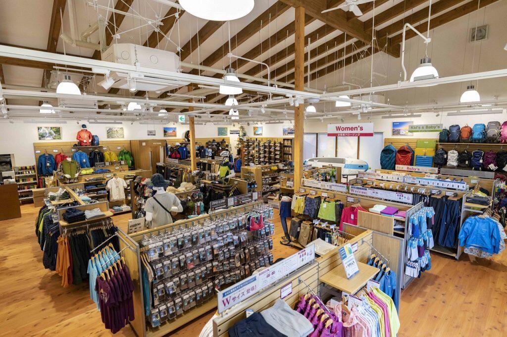 様々なアウトドアグッズやキャンプ用品などを取り揃えた「モンベルストア」