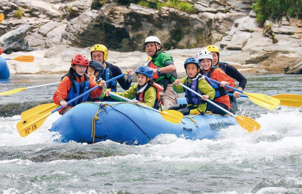 大自然の中でラフティングやトレッキング、クライミングなどのアウトドアアクティビティ