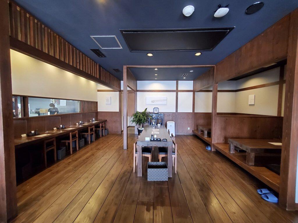 入口には、その日のうなぎとお米の産地が掲示してあり、落ち着いた雰囲気の店内に漂う芳ばしい香りが、なんとも食欲をそそります。