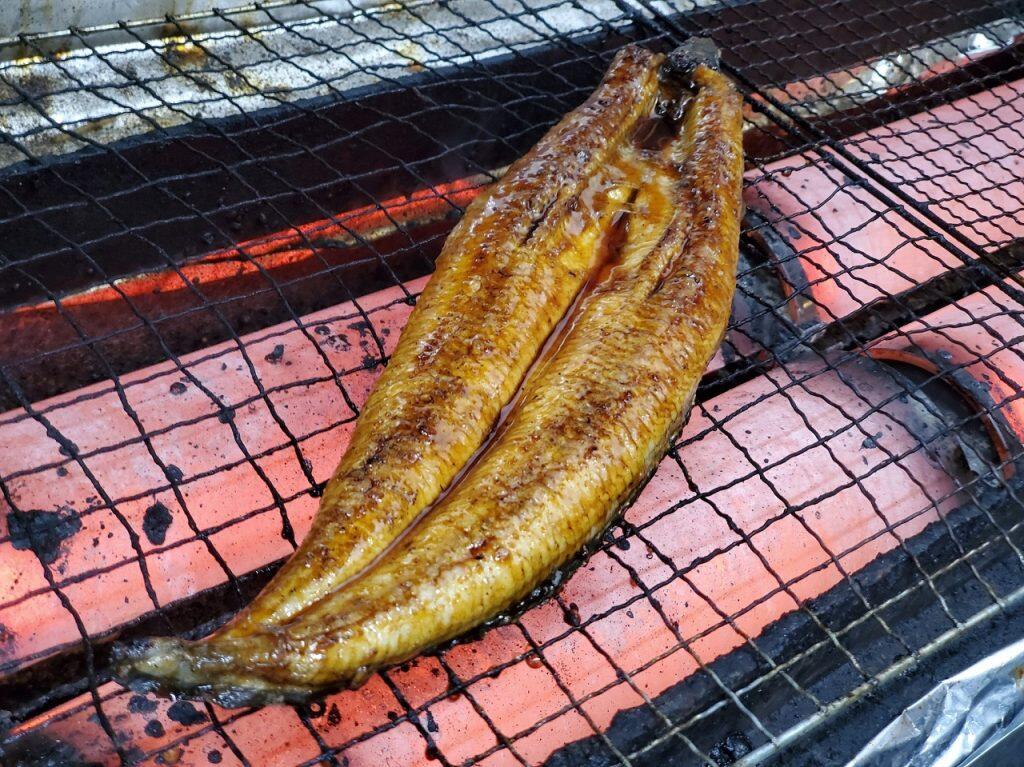 遠赤外線のグリルで均等に焼き上げてから、炭火でじっくりつけ焼き