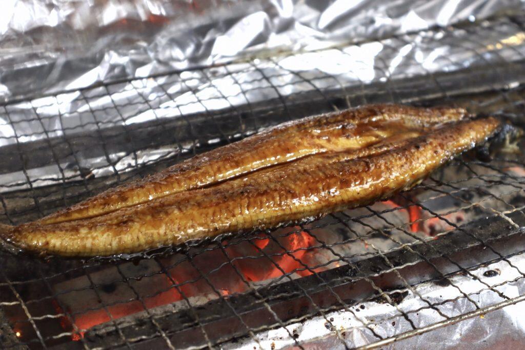 自家製ダレにつけては焼いてを4回も丹念に繰り返すことで、うなぎにタレが染み込み、炭火の芳ばしさがプラスされた絶品蒲焼きに仕上がります